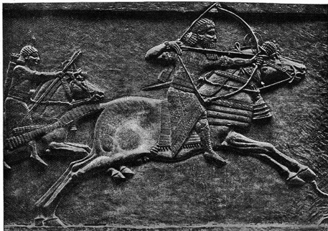 Los asirios atacan Egipto.