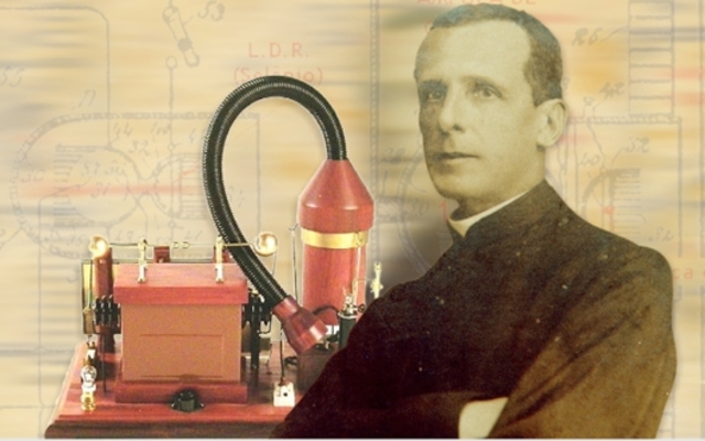 Ensino por correspondência e rádio.