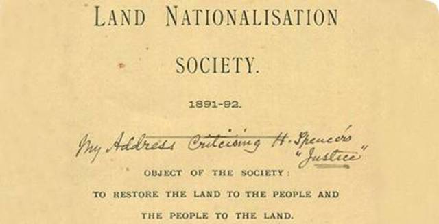 Wallace es elegido como el primer presidente de la -Land nationalisation society-