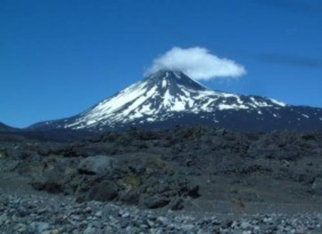 El volcán Monte Nevado del Ruiz, , hace erupción