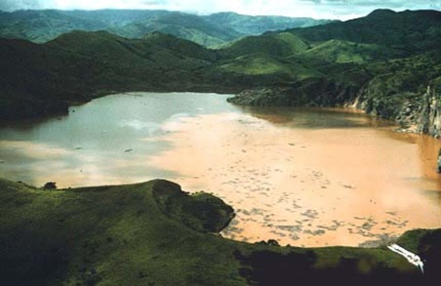 En el lago Nyos tiene lugar un extraño acontecimiento volcánico.