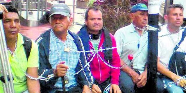 VICTIMAS ENCADENADAS EN MEDELLIN PARA EXIGIR REPARACIÓN