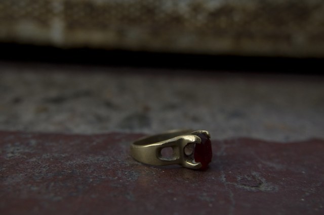 Sherlock descubre pistas interesantes, no hay signos de tortura en el cuerpo ni signos de robo de pertenencias, gotas de sangre en el suelo, huellas en el polvo de la habitacion, una palabra escrita RACHE y un anillo