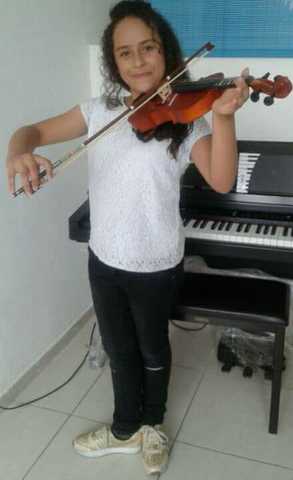 Aprendiendo a tocar violín y piano.