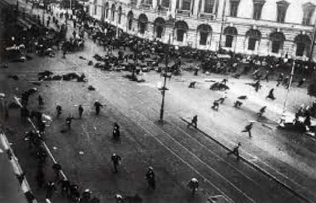 Bolshevik uprising fails in Petrograd