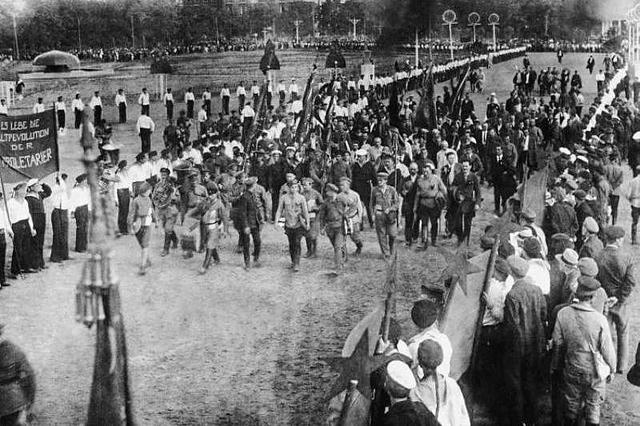 The October Revolution - the Bolsheviks take over Petrograd