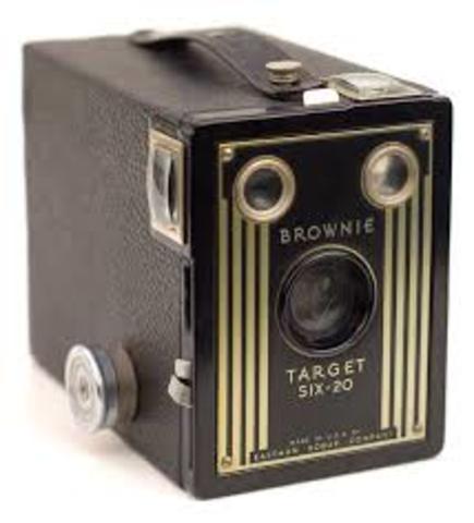 Camara Kodak Brownie por George Eastman