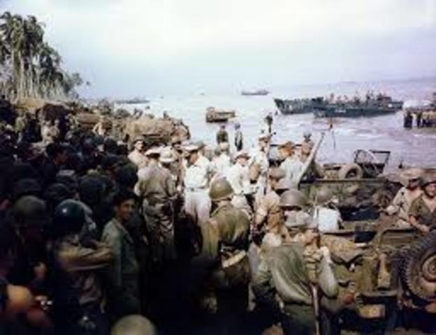 Las tropas estadounidenses desembarcan en Filipinas.