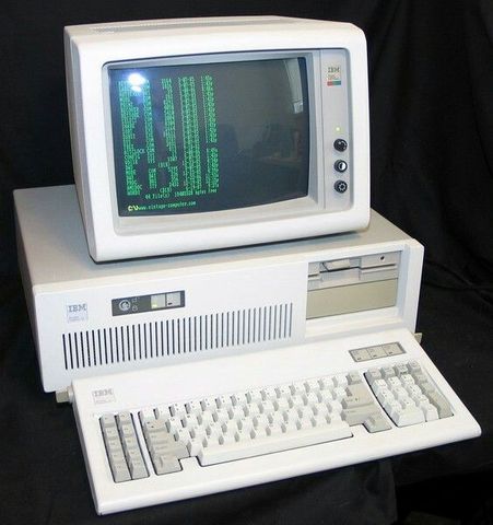La IBM PC/AT sale al mercado