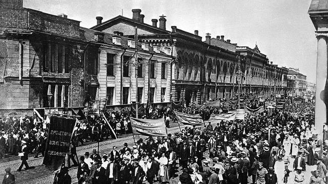 Bolshevik uprising fails in Petrograd