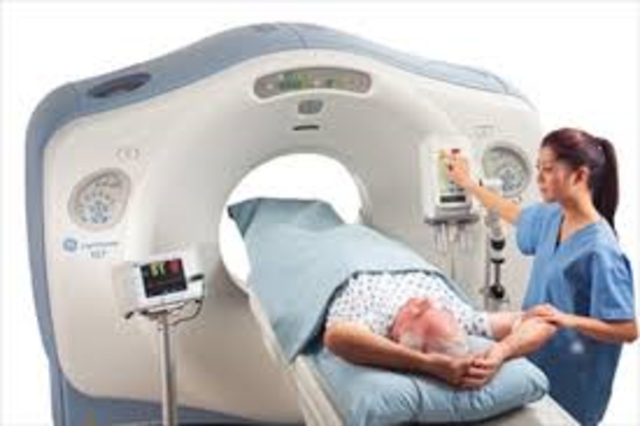 Se realizo la primer presentación de tomografía axial