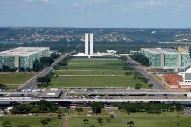 1979 A Universidade de Brasilia cria cursos veinculados por jornais e revistas