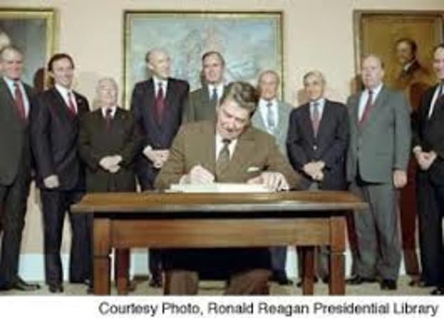 Ronald Reagan firma la Ley de Reforma y Control de Inmigración (IRCA).