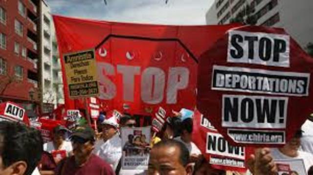 El presidente Clinton firma la Ley de Reforma Inmigración Ilegal y Responsabilidad del Inmigrante.