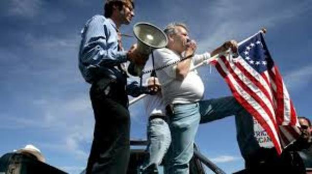 En Arizona de crea un grupo de personas llamados los Minute Men, que eran civiles posando como agentes de inmigración.