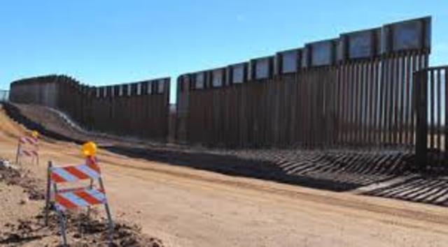 Presidente Bush firma la Ley de Frontera Segura para añadir más cerca en la frontera y un muro virtual.
