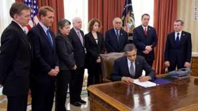 Obama detiene los fondos al Departamento de Seguridad Nacional para el muro virtual.