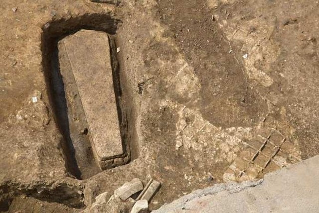 visita del alcalde y el sacerdote en el funeral