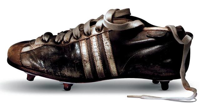 Modelo de zapatillas de fútbol desarrolladas por empresas (Suiza-Suecia)