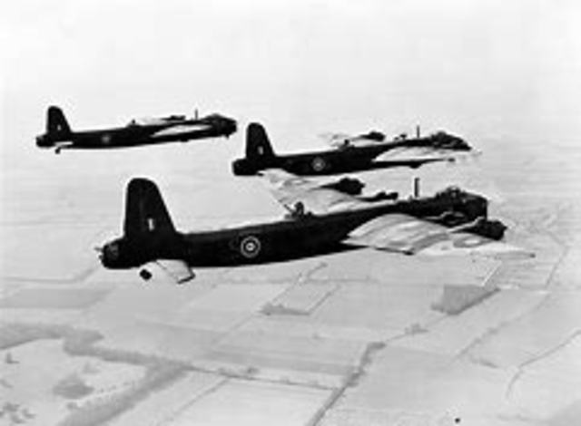 300 aviones de la Luftwaffe alemana bombardean la ciudad de París.