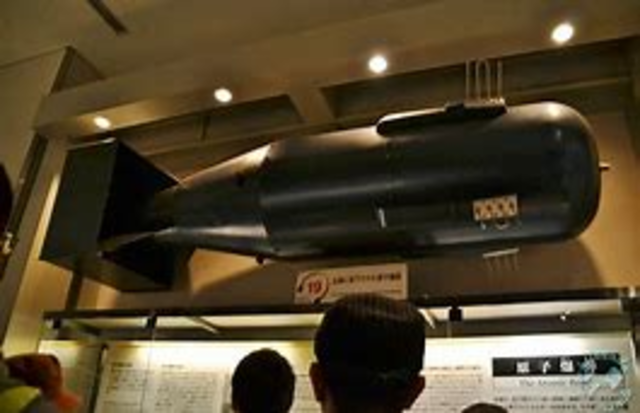 En EE.UU., el presidente Franklin D. Roosevelt autoriza el desarrollo y construcción de una bomba atómica