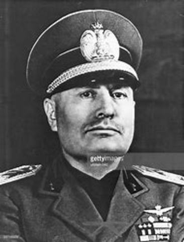 En Italia, el rey Víctor Manuel III declara ilegal el Gobierno fascista y Mussolini es arrestado por la policía tras 21 años de dictadura.