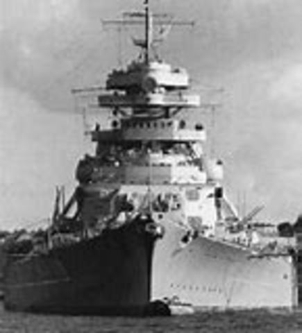 En Tromso, Noruega, 31 bombarderos británicos de la Royal Air Force hunden el acorazado alemán Tirpitz, barco gemelo del Bismarck