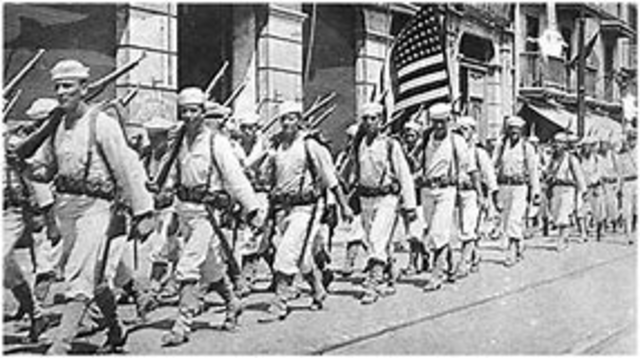 Tropas rusas y estadounidenses se dan la mano en las orillas del río Elba en Alemania. De esta manera se acercan un paso más a la conclusión de la Segunda Guerra Mundial en Europa.