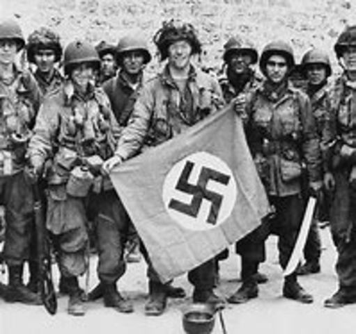 A bordo del acorazado Missouri, anclado en la bahía de Tokio (Japón), el general Umezu rinde las tropas japonesas ante el general aliado MacArthur. La II Guerra Mundial se da por concluida oficialmente.