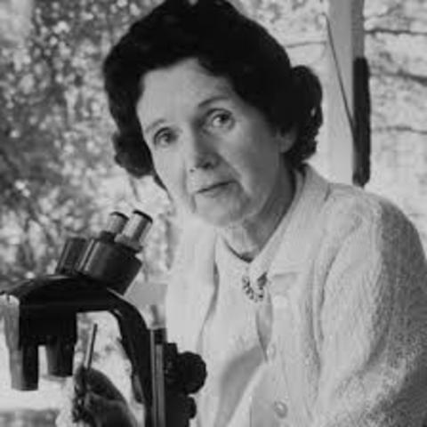 La biologa Rachel Carson propone medidas para evitar contaminacion