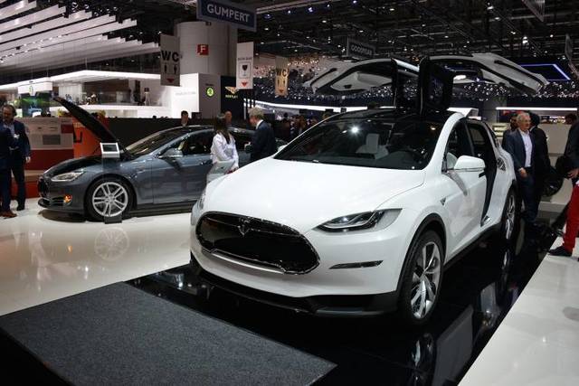 Lanzamiento del Tesla Model X, basado en el modelo S