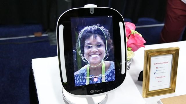 HiMirror Mini, Neutrogena Skin360 SkinScanner y YouCam Makeup dan análisis y consejos semiprofesionales sobre el cuidado de la piel