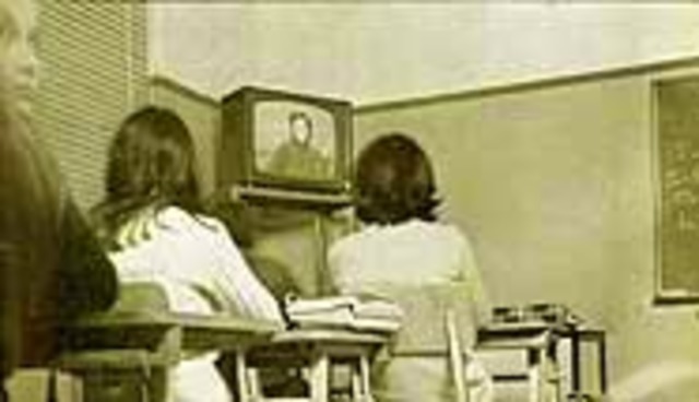 1960 - Inaugura a Tele Escola Primária na Argentina