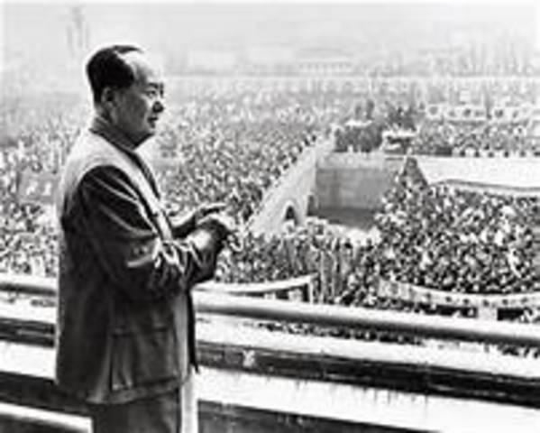 se proclama la República Popular China