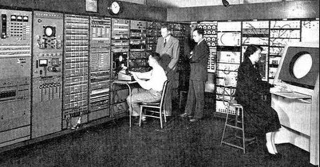 Segunda generación - Transistores y sistemas de procesamiento por lotes