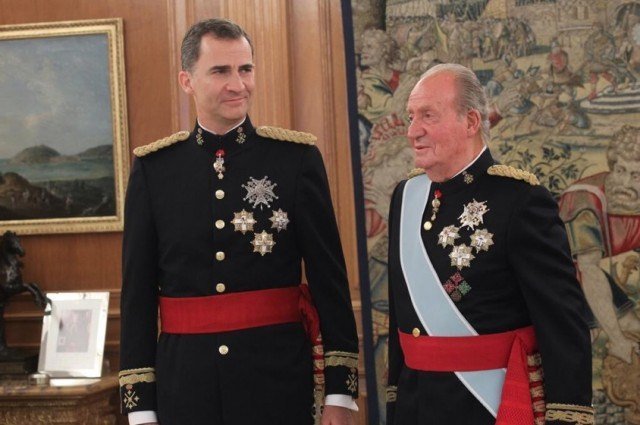 El rey Juan Carlos I abdicó y fue proclamado rey su hijo Felipe VI.