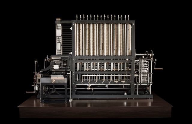 PRIMERA COMPUTADORA  PROGRAMABLE