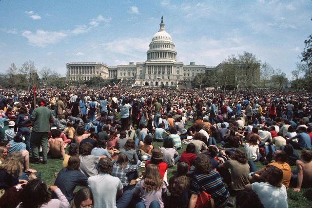 Forrest is in the crowd of the Vietnam protesters outside the White House