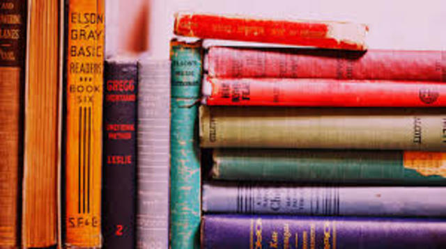 Prendere in prestito un libro e restituire un libro.