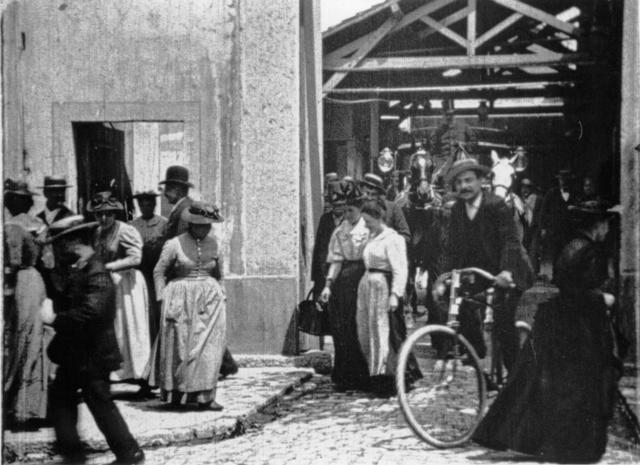 LUMIERE. TRABAJADORES SALIENDO DE LA FABRICA