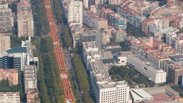 Catalunya dibuixa l'enorme V de la Diada