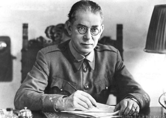 El general Emilio Mola es reuneix a Pamplona