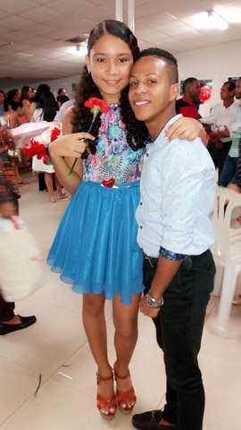 cena de amor y amistad en la iglesia