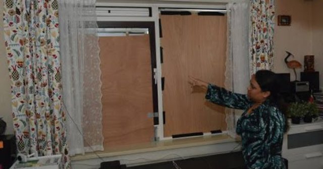 Racistische aanvallen in Nederland: buurtbewoners vernielen auto en slaan ramen van Marina in met bijl