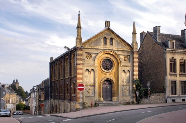 In Aarlen is de eerste Belgische synagoge opgericht.