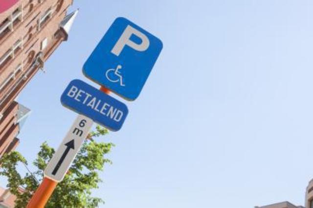 inzake parkeerkaarten voor personen met een handicap.