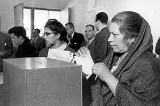 Las mujeres emiten voto