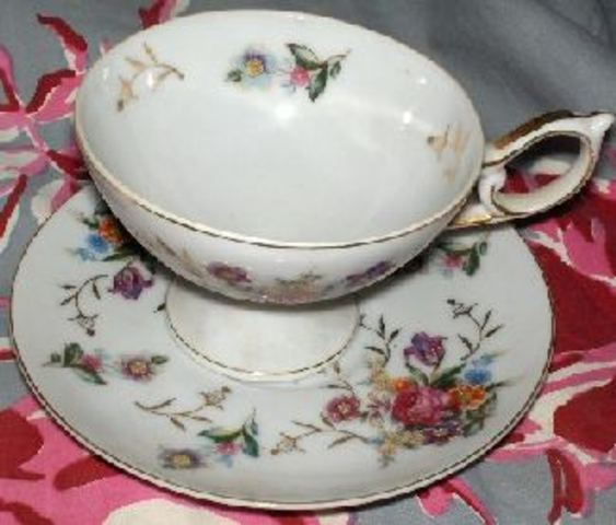 emily teaches young girls to paint