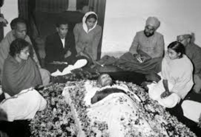 Mahatma Gandhi muere