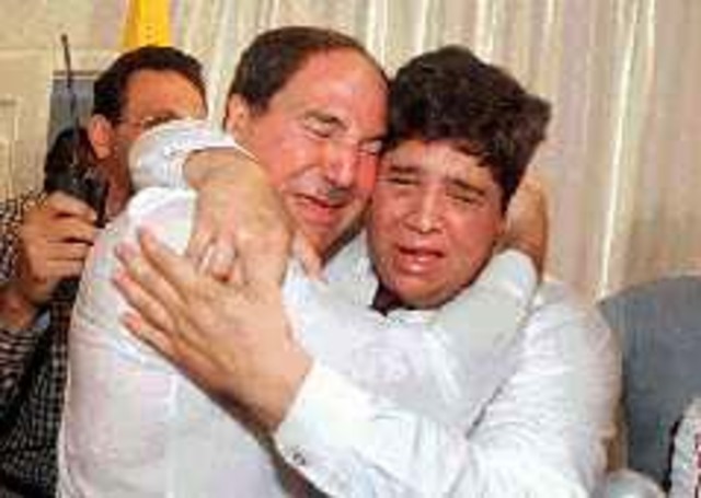 Bucaram celebra el primer millon de su hijo.